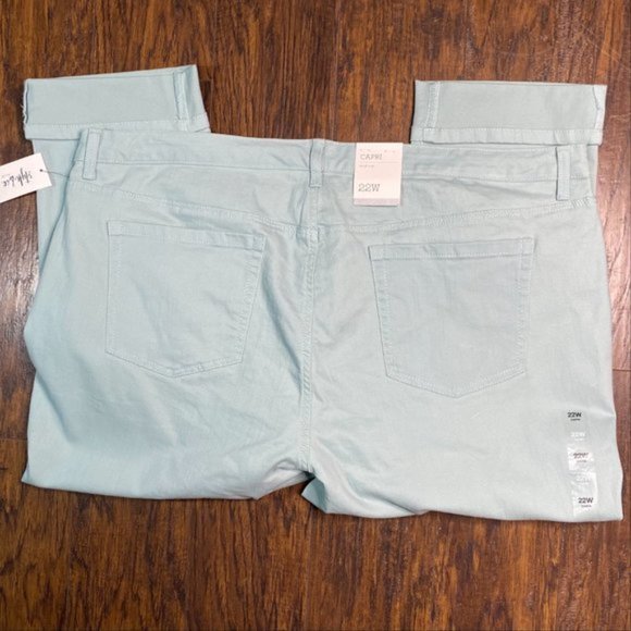 NWT Style & CO Plus Cuffed Mid-Rise Capri Jeans - Picture 2 of 3
